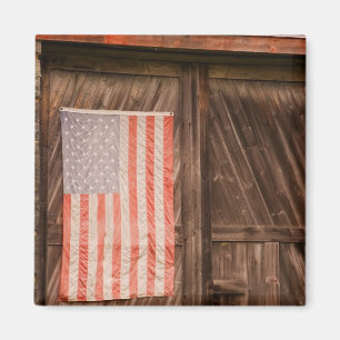 Imã Maine, Bandeira americana desbotada na porta de um