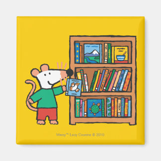 Imã Maisy e uma prateleira de livros