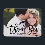 Ímã Mala de Fotos Moderna com Letra Negra Obrigado<br><div class="desc">Expresse a sua gratidão com o nosso obrigado personalizável de casamento fotográfico, seu imã, com elegante caligrafia moderna. Este design combina perfeitamente o sentimento pessoal com o estilo contemporâneo, fazer-o da forma perfeita de obrigado aos seus convidados para partilharem no seu dia especial. Mostre suas fotos favoritas de casamento adicionando...</div>