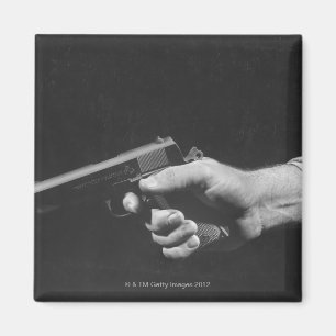 Imã Man Holding Gun
