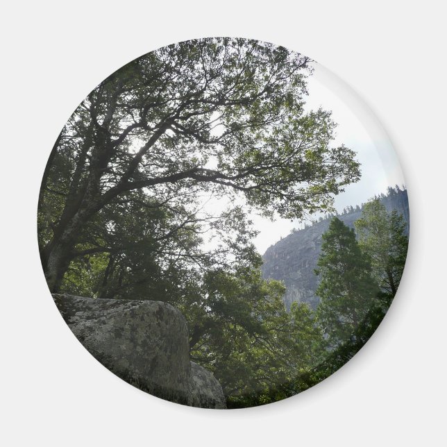 Imã Manhã na trilha para as quedas vernais em Yosemite (Frente)