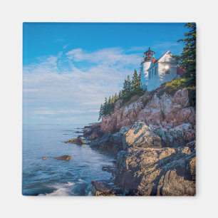 Imã Manhã Sun no farol baixo do porto