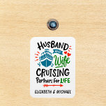 Ímã Marido Wife Cruising Partners Cabin Door<br><div class="desc">Este design pode ser personalizado na área fornecida pela alteração da foto e/ou do texto. Ou pode ser personalizado clicando em Personalizar este Modelo e, em seguida, escolhendo o clique para personalizar mais a opção e excluir ou alterar a cor do plano de fundo, adicionar texto, alterar a cor ou...</div>