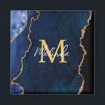 Imã Marinho Azul e Ágata de mármore Dourada<br><div class="desc">Este ímã apresenta um fundo de mármore elegante e glamouroso com detalhes geométricos de gemstone e sotaques dourados falsos. O monograma combina o guião manuscrito e as fontes sans serif modernas para um aspecto elegante e sofisticado. Isso fará o presente ideal, pois ele pode ser personalizado com um nome e...</div>