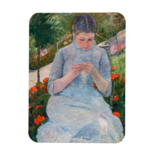 Ímã Mary Cassatt - Menina costurando em um Jardim