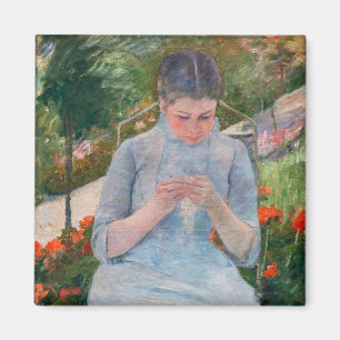 Imã Mary Cassatt - Menina costurando em um Jardim