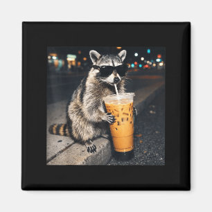 Imã Mascote de guaxinim engraçado bebendo café gelado