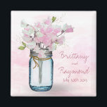 IMÃ MASON JAR WATERCOLOR PINTA DOCE PEAS<br><div class="desc">Magnet, Favor do Casamento de Ervilha Doce - Mason azul-vegetativo amarrado com um fio de juta e um buquê de flores de ervilha doces em tons pastéis de creme e rosa colocados em frente a um derrame de aquarela rosa pintado de fundo. © 2015 Cores d'água originais por WhimsicalArtwork™ Perfect...</div>