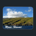 Ímã Maui Hawaii - Lindas Montanhas Oceânicas Fotografi<br><div class="desc">Uma bela fotografia da Baía de Maalaea em Maui,  Havaí. Bonito montanhas verdes,  enrolando a maravilhosa paisagem marinha azul oceânica com moinhos de vento e nuvens brancas no topo da adorável colina. Esta paisagem cênica é amada pelos havaianos e turistas nas férias.</div>