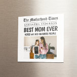 Imã Melhor Mãe Alguma Vez Personalizar Nome e Foto<br><div class="desc">Coloque a mãe nas manchetes. Literalmente! Este hilariante e sincero ímã de fotos quadradas é estilizado como uma página de frente do jornal vintage e apresenta seu nome personalizado, foto, e o título ousado "Melhor Mãe Nunca - Votada #1 por Suas Pessoas Favoritas." Perfeito como um pequeno mas significativo presente...</div>