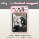 Ímã Melhor mãe de gato adicionar cinza rosa fotográfic<br><div class="desc">Celebre a mãe do gato Purr-fect na sua vida com este adorável ímã fotográfico! Um imperativo para qualquer amante de os animais, este imã laminado de vinilo é uma forma doce de mostrar o seu momento de gatinho favorito. Seja para a geladeira, armário, ou qualquer superfície magnética, é uma maneira...</div>