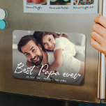 Ímã MELHOR PAPA CADA VEZ Foto de Script de Tendência M<br><div class="desc">MELHOR PAPA DE TODOS! Este giro ímã fotográfico 4x6 irá certamente iluminar o dia do seu pai ou do seu avô. Personalize com sua própria foto e mensagem favoritas,  e isso faz um presente perfeito para Dia de os pais ou uma doce surpresa de aniversário.</div>