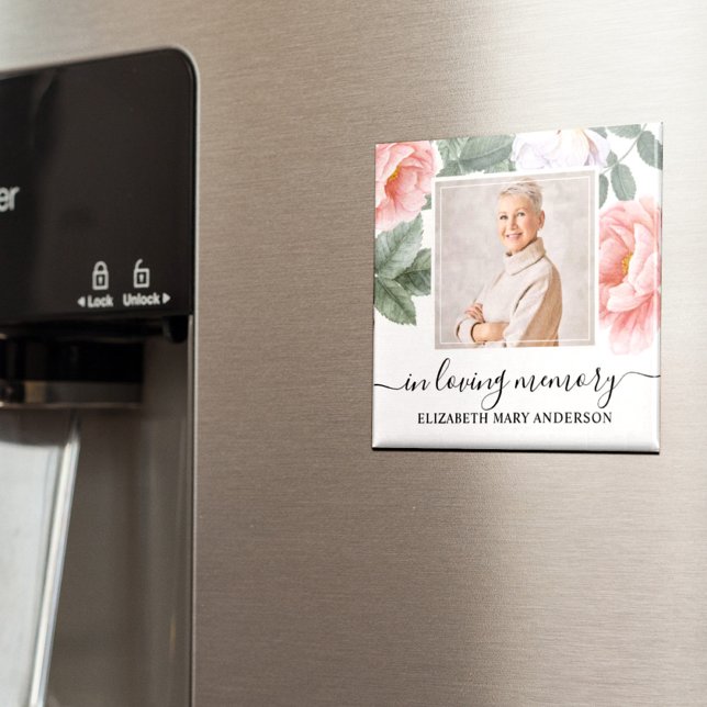 Imã Memória de Adorto Memorial Floral Rosa (This beautiful pink watercolor floral design can be personalized with a photograph of your loved one)