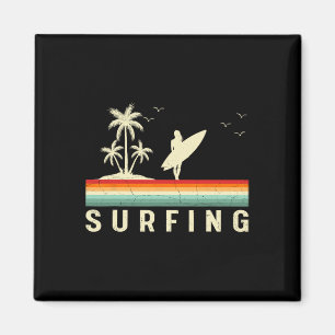 Imã Menina de surfe de estilo retrô na praia de surfe
