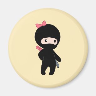 Imã Menina minúscula de Ninja no amarelo