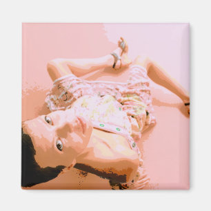 Imã menina no ímã cor-de-rosa