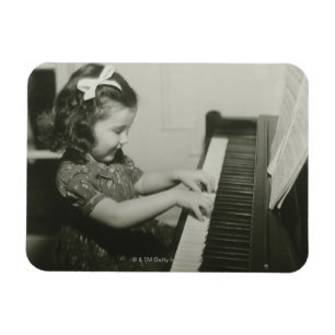 Ímã Menina que joga o piano