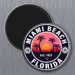 Imã Miami Beach Florida Retro Sunset Souvenirs 60s<br><div class="desc">Miami Beach Flórida Vintage, 60s Souvenirs. Miami Beach Florida - Retro Tropical Palm Tree 60s Souvenirs Vintage design faz um excelente de Natal ou presente de aniversário para fãs da praia de Miami Beach. A design de vibração do verão é um presente perfeito para amantes de viagem e fãs de...</div>