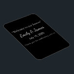 Ímã Minimalist Black Cat Silhouette<br><div class="desc">Stylish black cat silhouette in minimalist style – perfect for Halloween, pet lovers, and chic everyday gifts. Add a touch of mysterious charm and feline elegance to your lifestyle with this minimalist black cat silhouette design. Featuring a sleek and sophisticated illustration of a black cat in profile, this versatile artwork...</div>