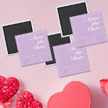 Imã Mínimo Púrpura e Branco Salvar a Data<br><div class="desc">A imã salve a data bonito,  moderna,  minimalista e moderna apresenta um fundo púrpura macio e pastel (2022 color picante "Orchid Bloom",  de Pantone) com blocos de texto personalizáveis brancos em fontes modernas</div>