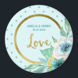 Imã Mint e Faux Dourado, Watercolor Floral WedLove<br><div class="desc">Este ímã round Wedding Love apresenta uma falsa borda dourada, bolinhas de horta e menta, linda floral de aquarela e a palavra "Amor" na escrita. Estes ímanes são uma forma excelente para os convidados lembrarem-se do seu encontro especial. Veja outros itens de casamento/noivado correspondentes na minha loja aqui -> http://www.zazzle.com/collections/mint_stripes_faux_gold_floral_wedding_bridal-119233279177896925?rf=238364477188679314...</div>