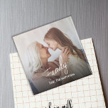 Imã Modelo de Fotografia da Família Personalizado<br><div class="desc">Mostre suas memórias queridas com este modelo de foto da família magnético refrigerador, projetado com simples script de caligrafia e um design de tipografia de tendência para um olhar de eterno. Com um estilo clássico minimalista e uma estética básica e limpa, este ímã clássico adiciona um toque de elegância simplista...</div>