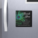 Imã Moderno Glitter Feather Boho Chic Obrigado<br><div class="desc">Moderno Glitter Feather Bho Chic Obrigado Promocional para Pequenas Empresas Magnet apresenta penas de pavão em verde, azul e roxo em um fundo preto com o texto "Obrigado" em elegante e moderna escrita branca de caligrafia. Todas as cores de texto e fundo são personalizáveis. Personalize editando o texto na caixa...</div>