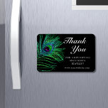 Ímã Moderno Glitter Feather Boho Chic Obrigado<br><div class="desc">Moderno Glitter Feather Bho Chic Obrigado Promocional para Pequenas Empresas Magnet apresenta penas de pavão em verde, azul e roxo em um fundo preto com o texto "Obrigado" em elegante e moderna escrita branca de caligrafia. Todas as cores de texto e fundo são personalizáveis. Personalize editando o texto na caixa...</div>
