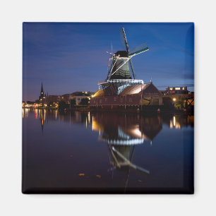 Imã Moinho de vento Leidschendam com reflexão à noit