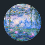 Imã Monet Water Lily Magnet<br><div class="desc">Monet Water Lily. Pintura a óleo na canvas desde 1916. Monet pintou obsessivamente seu famoso lago de lírio-d'água durante os últimos anos de sua carreira, inspirando-se na luz do sol e seu efeito modificador na água e nas flores e folhagem aquáticas. Esta pintura apresenta um uso vibrante de pinks, blues...</div>