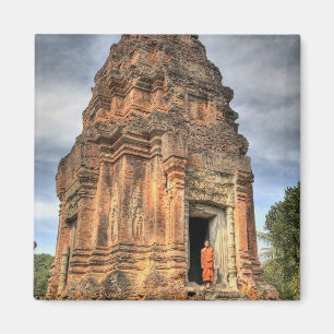 Imã Monge budista de pé na porta do templo