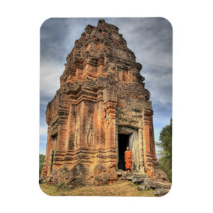 Ímã Monge budista em pé na porta do templo