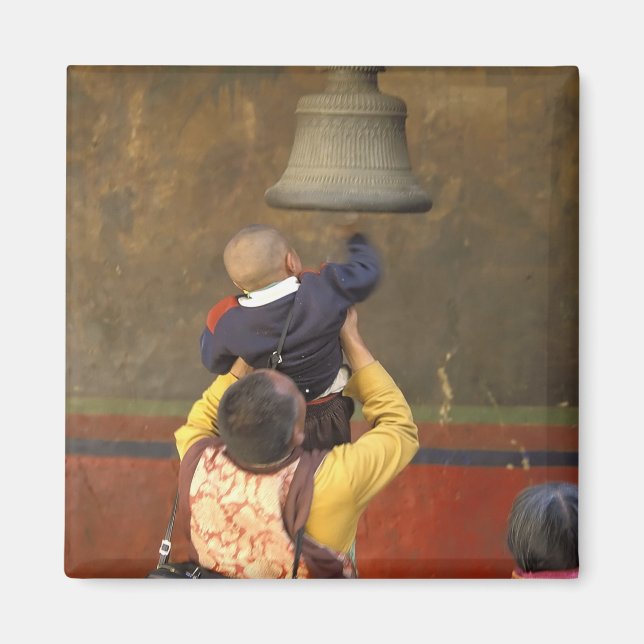 Imã Monge budista tibetano levantando um menino para t (Frente)