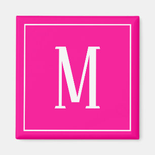 Imã Monograma branco sobre ímã quadrado rosa quente