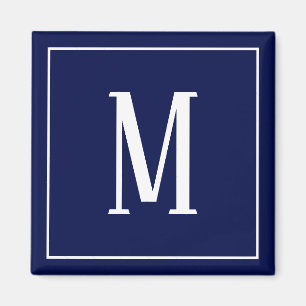 Imã Monograma Branco sobre Magneta Marinho Azul
