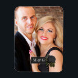 Ímã Monograma de Casamento de Rosas Negras Vintage Gót<br><div class="desc">Imagem de fotos de casamento gótica com rosas pretos.</div>
