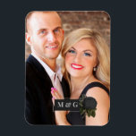 Ímã Monograma de Casamento de Rosas Negras Vintage Gót<br><div class="desc">Imagem de fotos de casamento gótica com rosas pretos.</div>