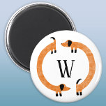 Imã Monograma de Enchimento de Enchimento Engraçado<br><div class="desc">Dachshund bonito e engraçado,  cães de salsicha ou cachorros-salsicha em movimento perpétuo. Personalize alterando ou removendo o inicial.</div>