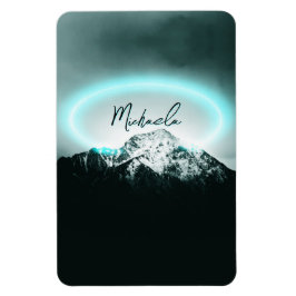 Ímã Monograma de luz neon azul misterioso da montanha 