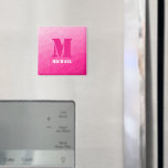 Imã Monograma de malha geométrica rosa quente<br><div class="desc">Personalize o Monograma com seu nome e inicial personalizados. Triângulos de padrão de malha geométrica gradiente rosa quente ombre. Malha geométrica triangular com design de gradiente ombre legal.</div>