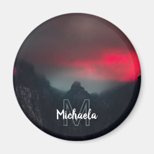 Imã Monograma de nuvens, neblina e montanhas