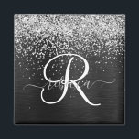 Imã Monograma do Sparkle Preto com Glitter de Prata Pe<br><div class="desc">Personalize facilmente este elegante design de ímã modesto com brilho bonito prateado cintilante em um fundo metálico escovado preto.</div>