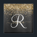 Imã Monograma Dourado de brilho preto com brilho perso<br><div class="desc">Personalize facilmente este elegante design de ímã modesto com brilho bonito de ouro brilhante num fundo metálico escovado preto.</div>
