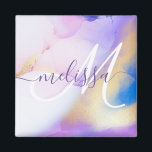 Imã Monograma Elegante de Pintura Dourada de Abstrato<br><div class="desc">Personalize facilmente este estilo glamouroso,  abstrato lilac,  tinta aquática e fundo de pulverização em ouro falso,  com os seus detalhes personalizados.</div>