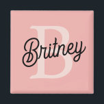 Imã Monograma Personalizado Moderno e Nome Pastel Rosa<br><div class="desc">Apresentando nosso moderno monograma personalizado e o nome Pastel Pink Magnet, um encantador e funcional complemento à sua decoração de casa ou escritório. Este ímã apresenta um fundo cor-de-rosa pastel elegante, personalizado com o seu monograma e nome, acrescentando um toque único ao seu frigorífico, armário ou qualquer superfície magnética. Perfeito...</div>