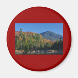 Imã Montanha de Whiteface sobre pouca lagoa de