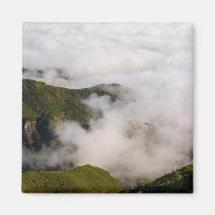 Imã montanhas da Madeira em nuvens nebulosas, natureza