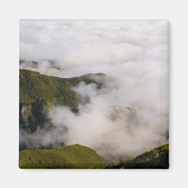 Imã montanhas da Madeira em nuvens nebulosas, natureza (Frente)