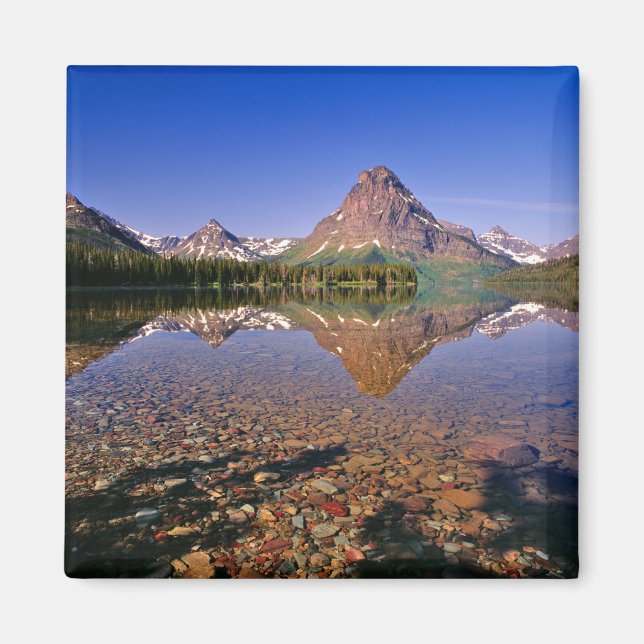 Imã Montanhas refletem no calmo lago Two Medicine em (Frente)