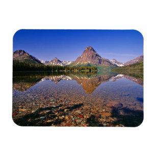 Ímã Montanhas refletem no calmo lago Two Medicine em